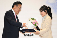 [포토] 이영애 '국가브랜드 한류 공로상' 수상