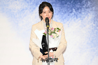 [포토] 국가브랜드대상 수상 소감 밝히는 이영애