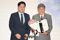 [포토] 이정재 대리수상한 이장호 감독