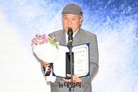 [포토] 이정재 대신해 수상소감 밝힌 이장호 감독