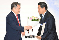 [포토] 전인건 간송미술관장 '국가브랜드 한류 특별상' 수상