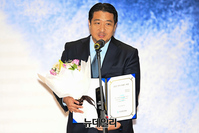 [포토] 수상소감 밝히는 전인건 간송미술관장