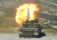 [포토] 4년만에 재개한 기동화력 훈련, 화염 내뿜는 K-2 흑표 전차