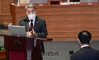 [포토] 질문에 답하는 이종섭 국방부 장관