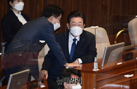 [포토] 대화 나누는 이재명 민주당 대표와 조정식 사무총장