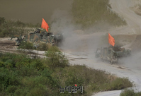 [포토] 적진서 작전수행하는 육군 '장애물개척-교량' 전차