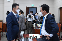 [포토] 대화 나누는 유기홍 교육위원장과 장상윤 교육부차관