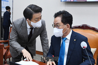 [포토] 대화 나누는 유기홍·김영호