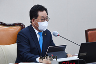 [포토] 의사진행 하는 유기홍 교육위원장