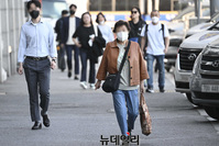 [포토] 선선한 가을 날씨, 외투 입은 시민들