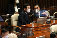 [포토] 대화 나누는 이재명·박홍근