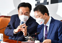 [포토] 대화 나누는 정진석·성일종