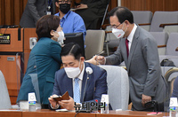 [포토] 인사 나누는 주호영 국민의힘 원내대표