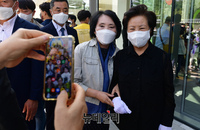 [포토] 시민들과 기념사진 찍는 권양숙 여사