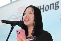 [포토] 홍콩 미니어처 전시회서 작품 설명하는 '카르멘 푼' 회장