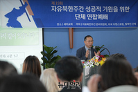 [포토] 북한자유주간 성공적 기원 예배드리는 강철호 목사