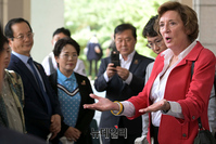 [포토] 6.25 전쟁 설명하는 '수잔솔티'