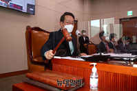 [포토] 회의 주재하는 김도읍 국회 법제사법위원장