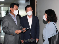 [포토] 의견 나누는 이만희 국민의힘 간사와 김교흥 민주당 간사