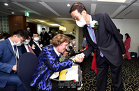 [포토] 악수나누는 수잔 숄티-김태훈 변호사