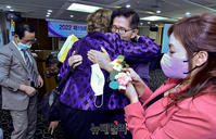 [포토] 포옹하는 수잔 숄티-김문수 전 지사