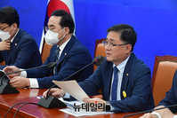 [포토] 원내대책회의 참석한 김성환 민주당 정책위의장