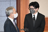 [포토] 공개변론 앞서 대화 나누는 한동훈·강일원