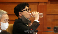 [포토] 물마시는 한동훈 법무부 장관