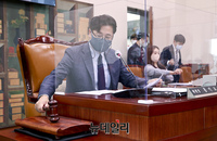 [포토] 회의 주재하는 홍익표  문화체육관광위원장