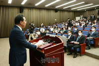 [포토] 의원총회 참석한 박홍근 민주당 원내대표