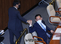 [포토] 인사 나누는 주호영·윤상현