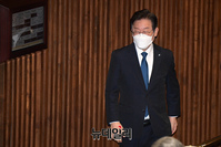 [포토] 자리로 향하는 이재명 더불어민주당 대표