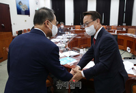 [포토] 악수 나누는 조해진 정보위원장과 김규현 국가정보원장