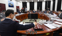 [포토] 회의주재 하는 조해진 국회 정보위원장