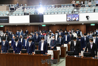 [포토] 신당역 범죄 피해자에 묵념하는 서울시의회