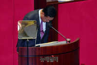 [포토] 인사하는 정진석 국민의힘 비상대책위원장