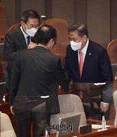 [포토] 대화 나누는 한덕수 국무총리와 박진 외교부 장관