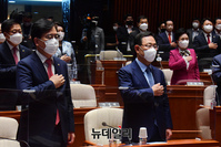 [포토] 국민의례하는 주호영 국민의힘 원내대표