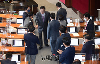 [포토] 의원들과 인사 나누는 정진석 국민의힘 비상대책위원장