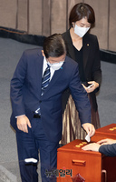 [포토] 박진 장관 해임건의안 투표하는 이재명 대표