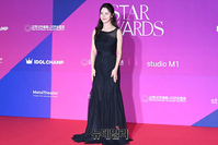 [포토] 손성윤, 검정 드레스도 찰떡 소화