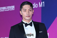 [포토] APAN 레드카펫 찾은 성훈