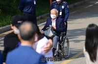 [포토] 출소하는 이병호 전 국정원장