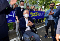 [포토] 전 국정원 직원들 환영받으며 출소하는 이병호 전 원장