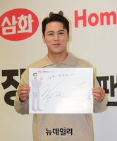 [포토] 팬 사인회 장민호 '사인도 잘생겨'