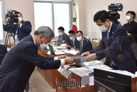 [포토] 증인 선서문 제출하는 이정관 LH 사장 직무대행