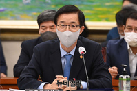 [포토] 질문 답하는 방문규 국무조정실장