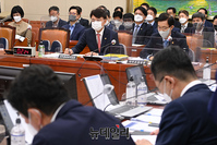 [포토] 질의 듣는 방문규·박성근