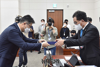 [포토] 증인 선서문 제출하는 장상윤 교육부 차관