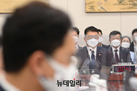 [포토] 국정감사 관련 답하는 장상윤 교육부 차관